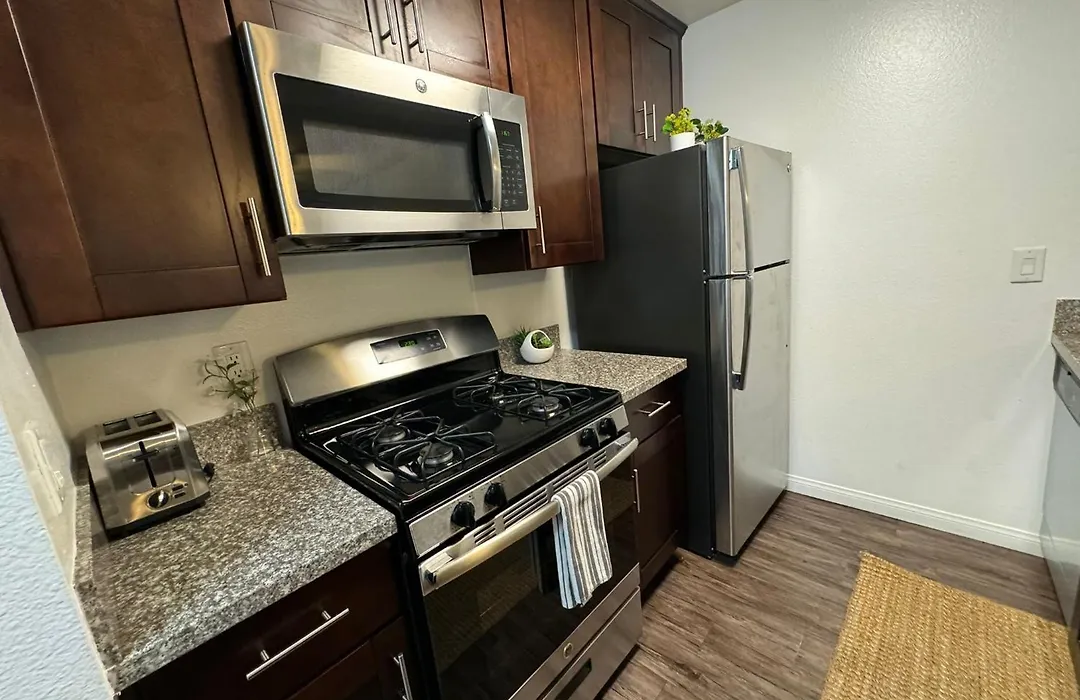Modern 2Br Hollywood Apt With Rooftop Pool, Free Parking & Close To Walk Of Fame And Universal Studios-1