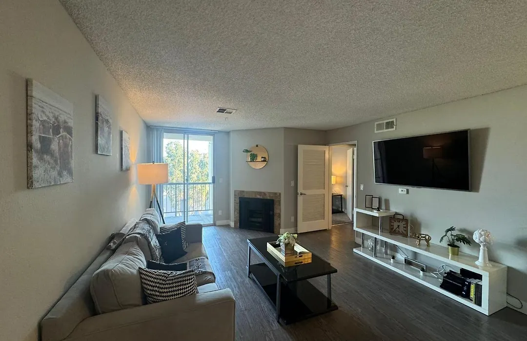 Modern 2Br Hollywood Apt With Rooftop Pool, Free Parking & Close To Walk Of Fame And Universal Studios-1