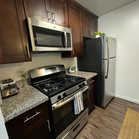 Modern 2Br Hollywood Apt With Rooftop Pool, Free Parking & Close To Walk Of Fame And Universal Studios-3